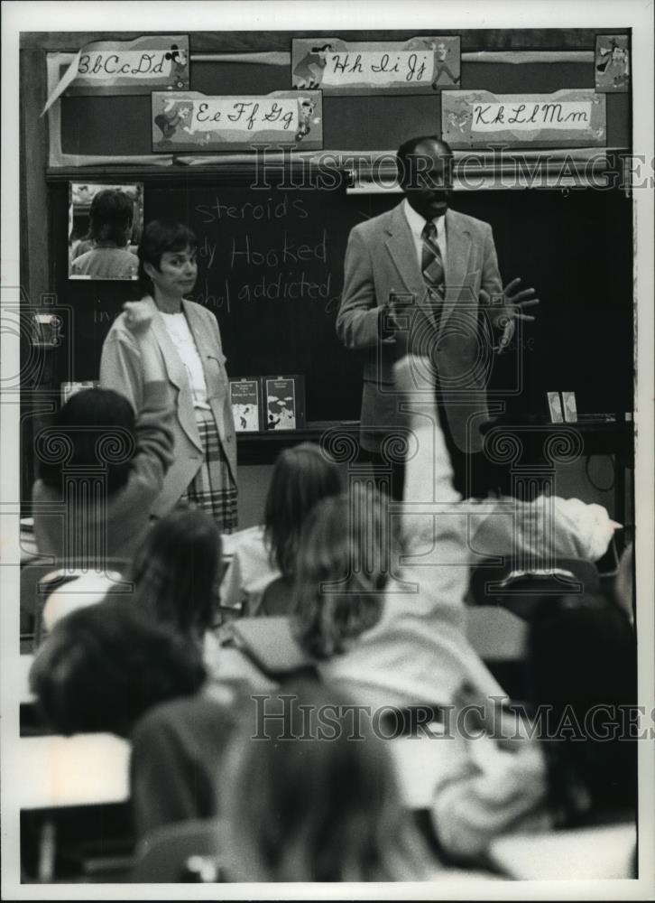 1990 Press Photo Students learn about drug abuse Humboldt Park School, Milwaukee - Historic Images