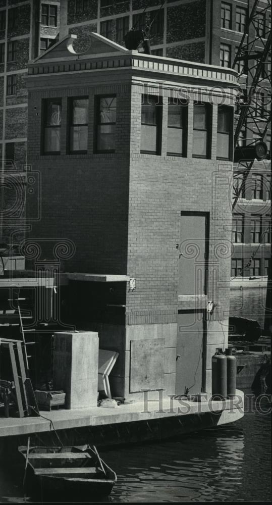 1985 Press Photo Brick Structure on the Wells St. Bridge in Milwaukee - Historic Images