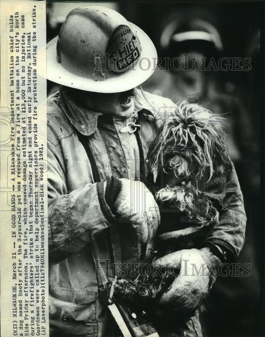 1981 Press Photo Milwaukee Fire Department battalion chief holds dog Boofy - Historic Images