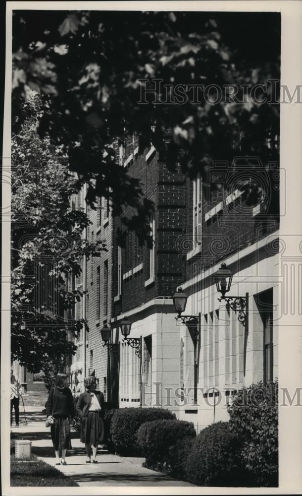 1988 Press Photo A view of N. Cass St., Milwaukee, Wisconsin - mjb57489 - Historic Images