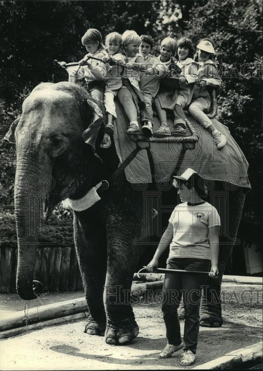 1986 Press Photo Children riding Elephant at the Milwaukee County Children's Zoo - Historic Images