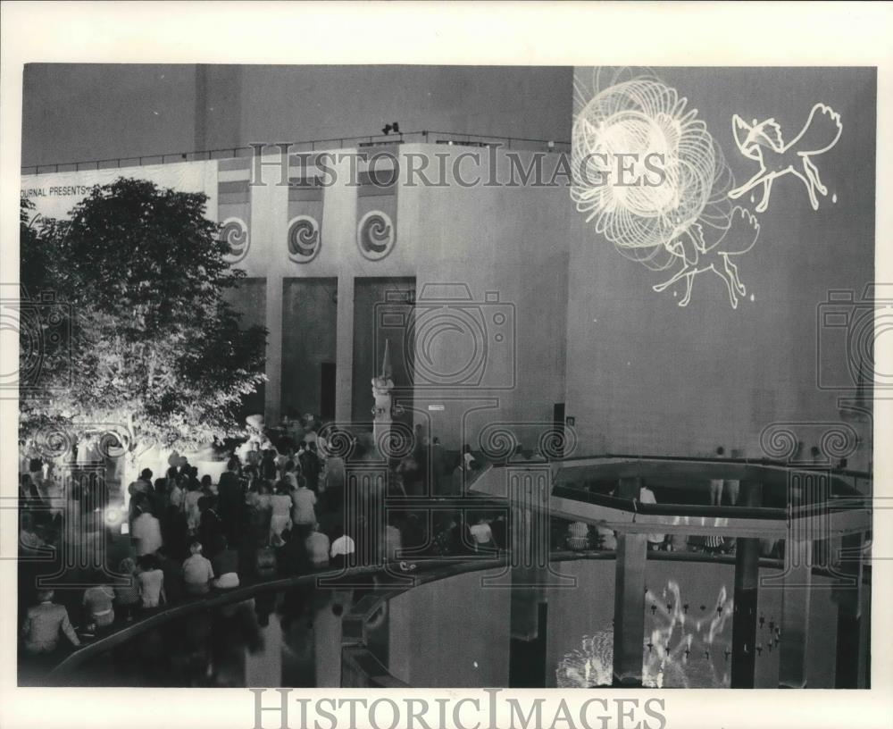 1985 Press Photo Crowds celebrating county's birthday with light show, Milwaukee - Historic Images
