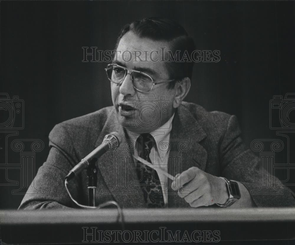 1980 Press Photo James Hanley, Mayor, speaking against the prison, Mequon. - Historic Images