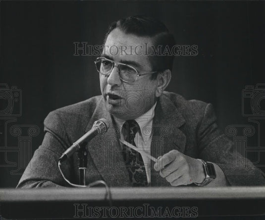 1980 Press Photo James Hanley, Mayor, speaking against the prison, Mequon. - Historic Images