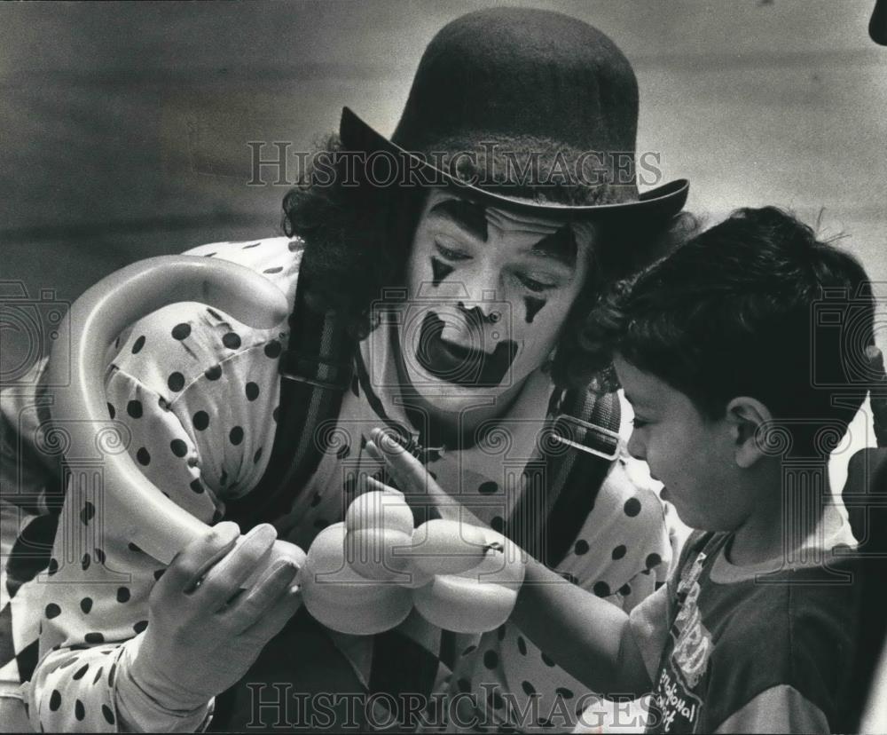 1992 Press Photo Bingo the Clown at Meadowview Elementary School in Oak Creek - Historic Images