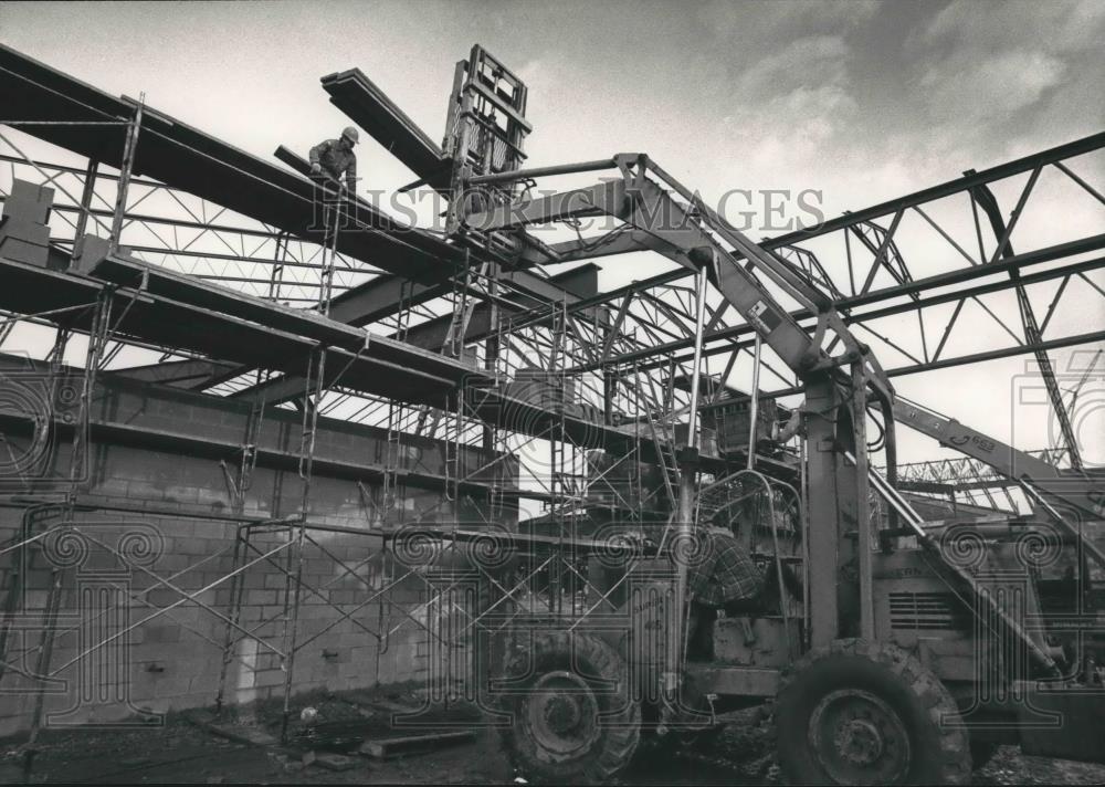 1992 Press Photo Construction on the new West Middle School in Oak Creek - Historic Images