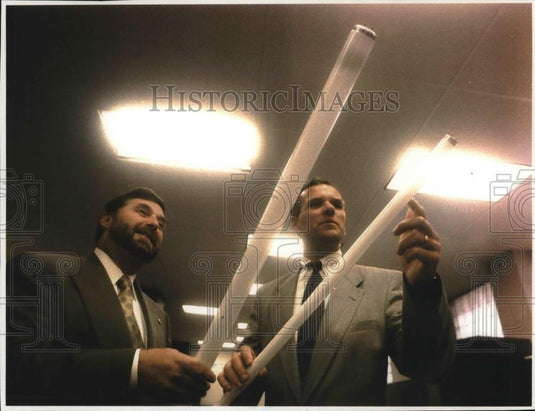1994 Press Photo T-8 bulbs examined by Chris O'Brien and Paul Von Paumgartten - Historic Images