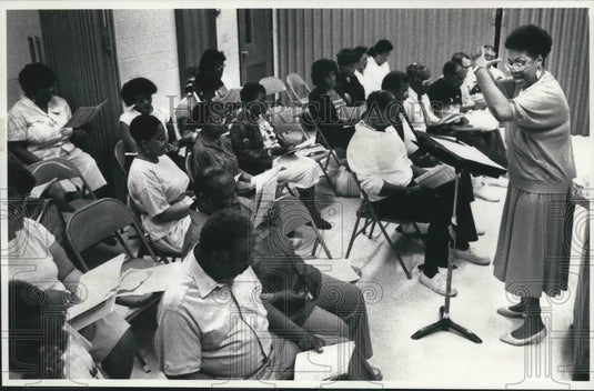 1989 Press Photo Mabel Martin Directs Rehearsal Of Milwaukee Male Choir - Historic Images