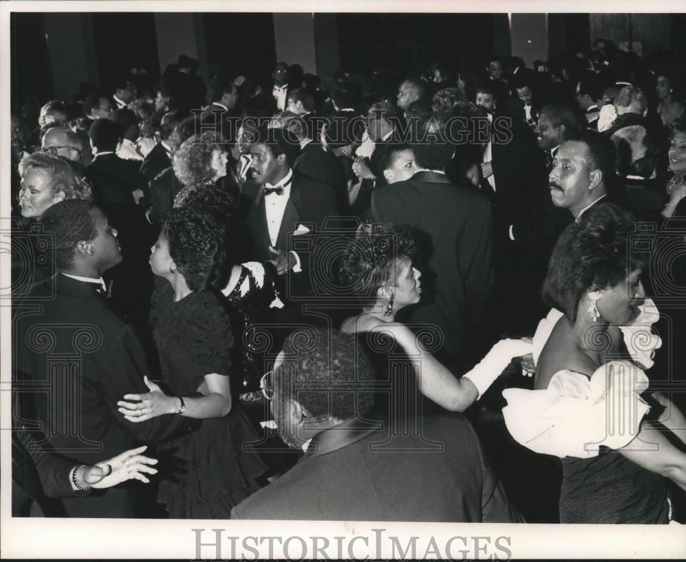 1988 Press Photo Regency Ballroom full for Black &amp; White Ball. Milwaukee - Historic Images