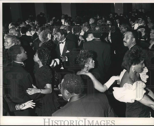 1988 Press Photo Regency Ballroom full for Black & White Ball. Milwaukee - Historic Images