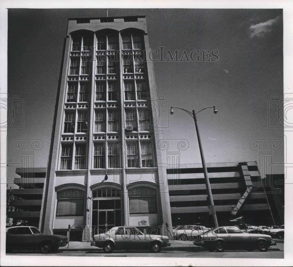 Press Photo Just a building that stand s alone on Broadway, Milwaukee - Historic Images