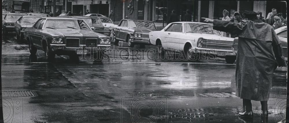 Press Photo Police direct traffic at North 2nd and West Wisconsin, Milwaukee - Historic Images