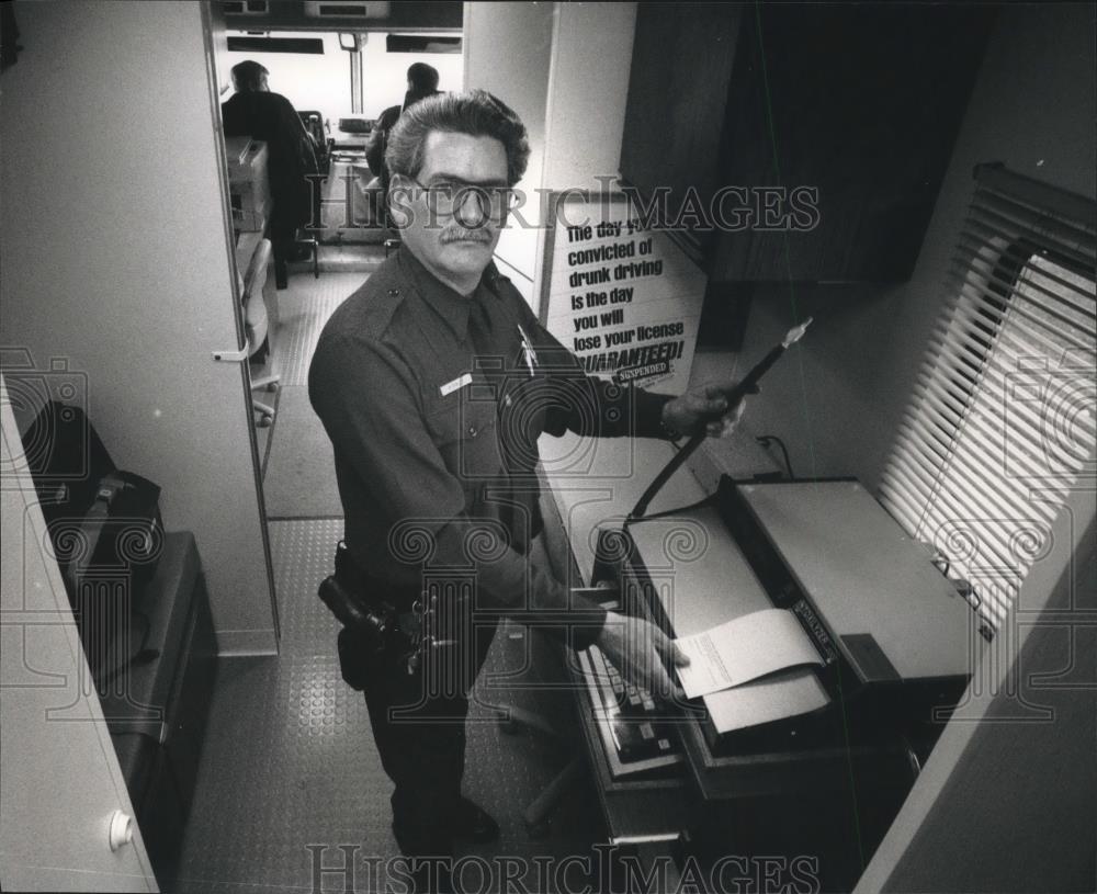 1993 Press Photo Traffic Officer, Kraus shows off new Mobilizer unit, Milwaukee - Historic Images