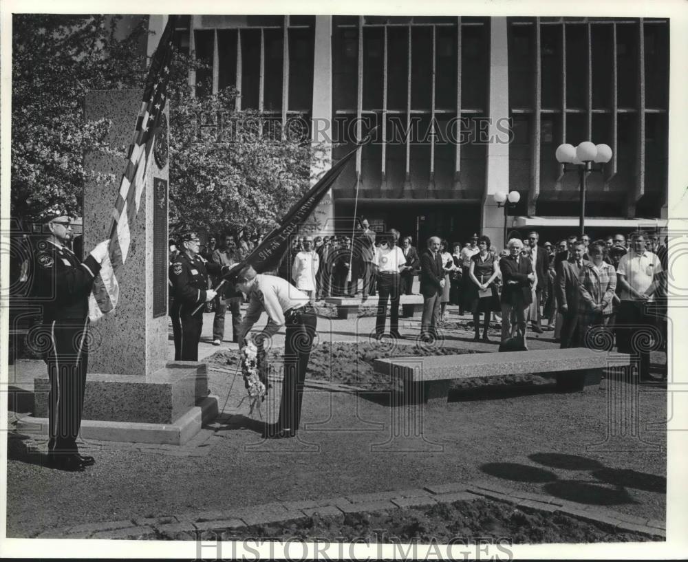 1982 Press Photo Wreath laid at Milwaukee Police Memorial - mjb57934 - Historic Images