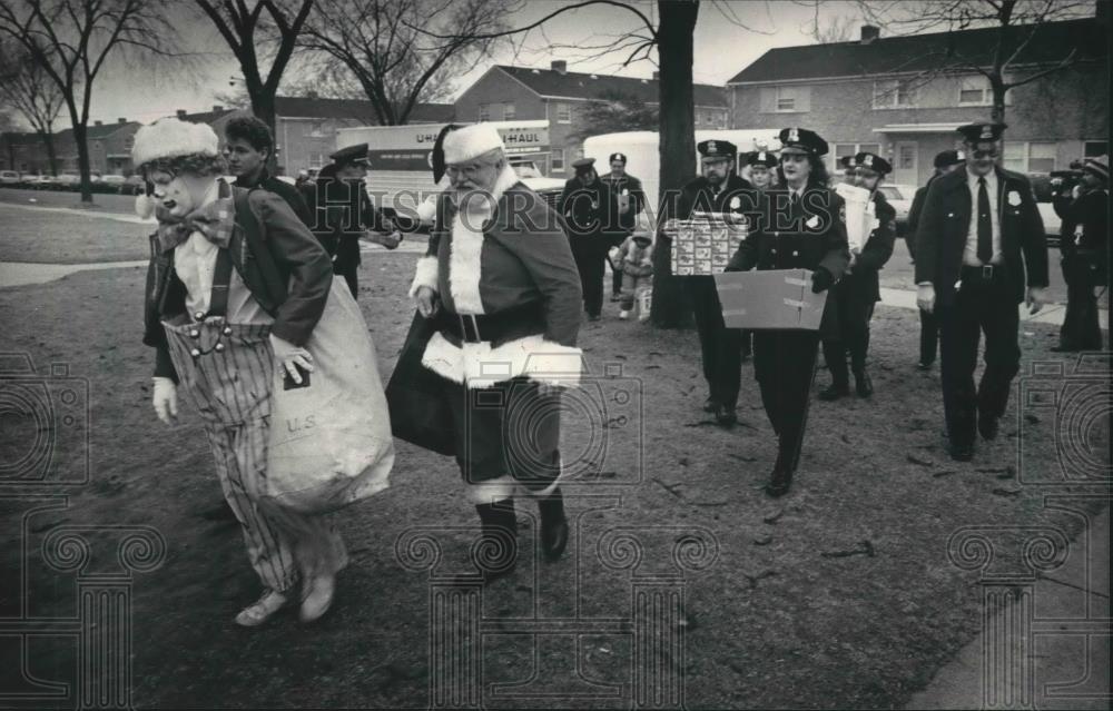 1986 Press Photo Milwaukee Police Auxiliary deliver Christmas gifts - mjb57938 - Historic Images