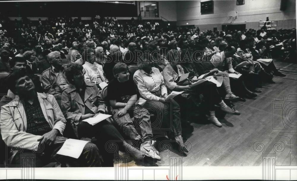 1991 Press Photo Residents crowd into Oak Creek High School gym for meeting - Historic Images