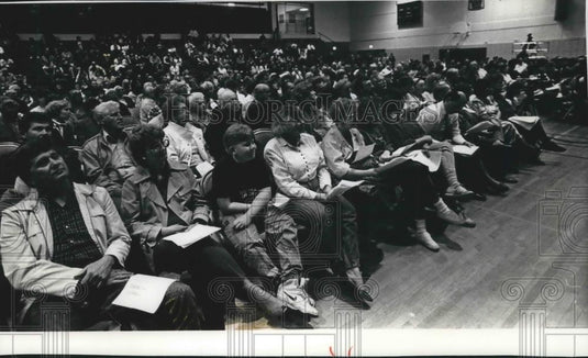 1991 Press Photo Residents crowd into Oak Creek High School gym for meeting - Historic Images