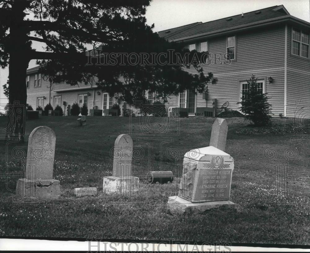 1991 Press Photo Oak Creek Memorial Cemetery in Wisconsin dates back to 1861 - Historic Images