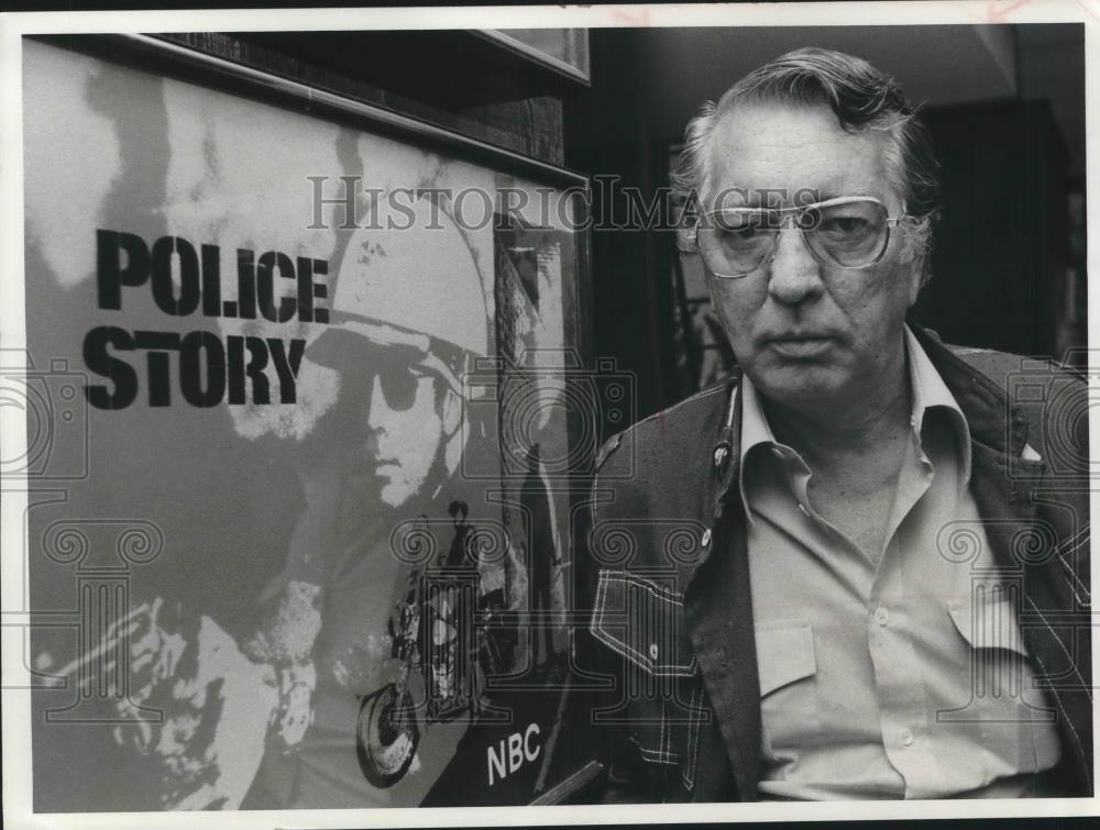 1976 Press Photo Liam O&#39;Brien, TV Show Producer, with Police Story Poster, NBC - Historic Images