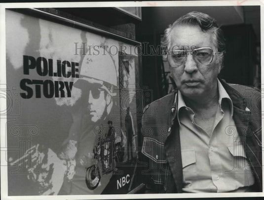 1976 Press Photo Liam O'Brien, TV Show Producer, with Police Story Poster, NBC - Historic Images