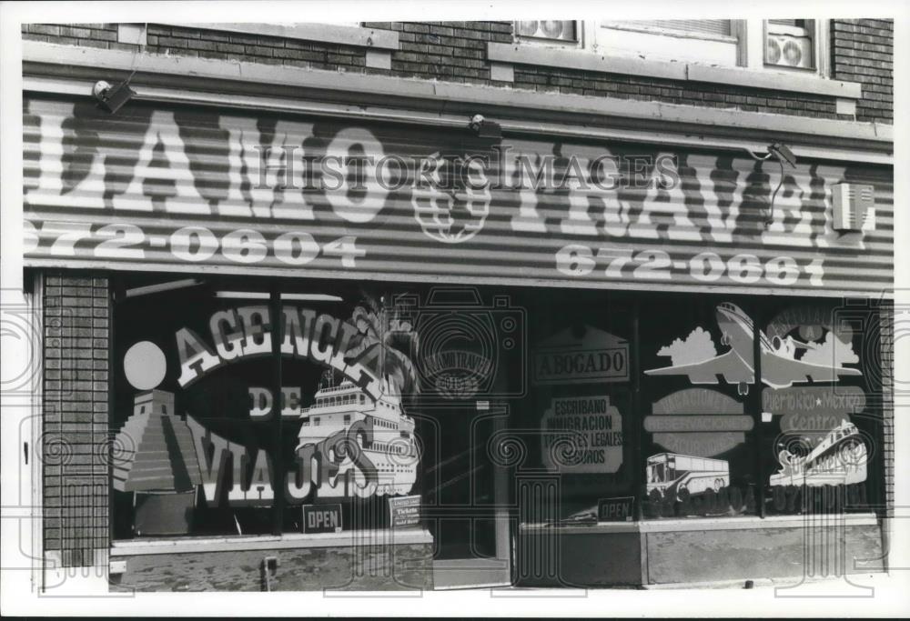 1994 Press Photo Lamo Travel business building, Hispanic in Milwaukee - Historic Images