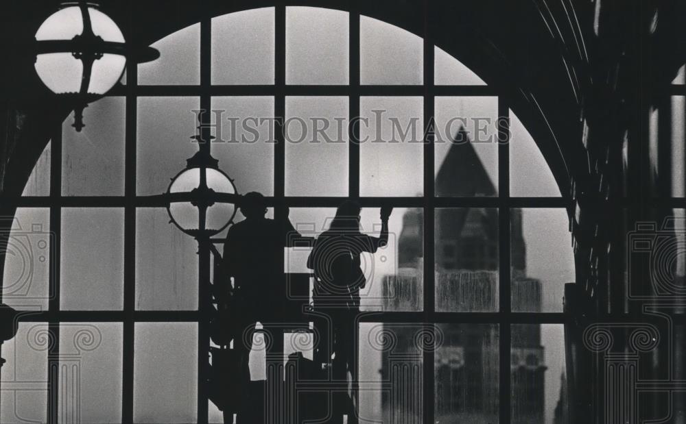 1991 Press Photo Joel Seroka and Cheryl Lenski work on Milwaukee courthouse. - Historic Images