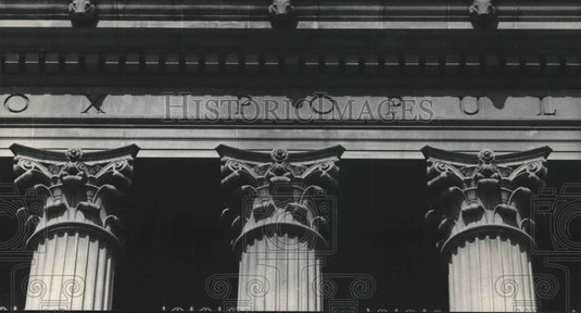 1983 Press Photo Columns along the Milwaukee Courthouse are Neo-Classical - Historic Images