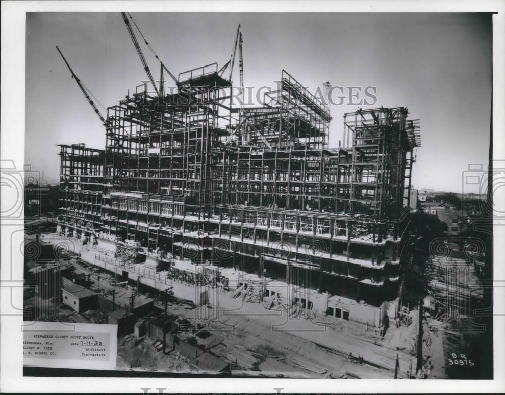 1976 Press Photo Original construction of the Milwaukee County Courthouse 1930 - Historic Images