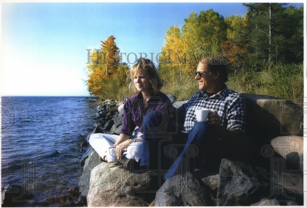 1993 Press Photo Demorests drinking coffee on Madeline Island on Lake Superior - Historic Images