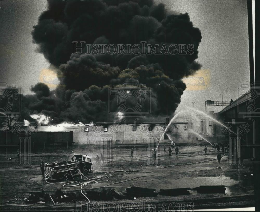 1990 Press Photo Firefighters battle the Harrison Oil Corporation Fire - Historic Images