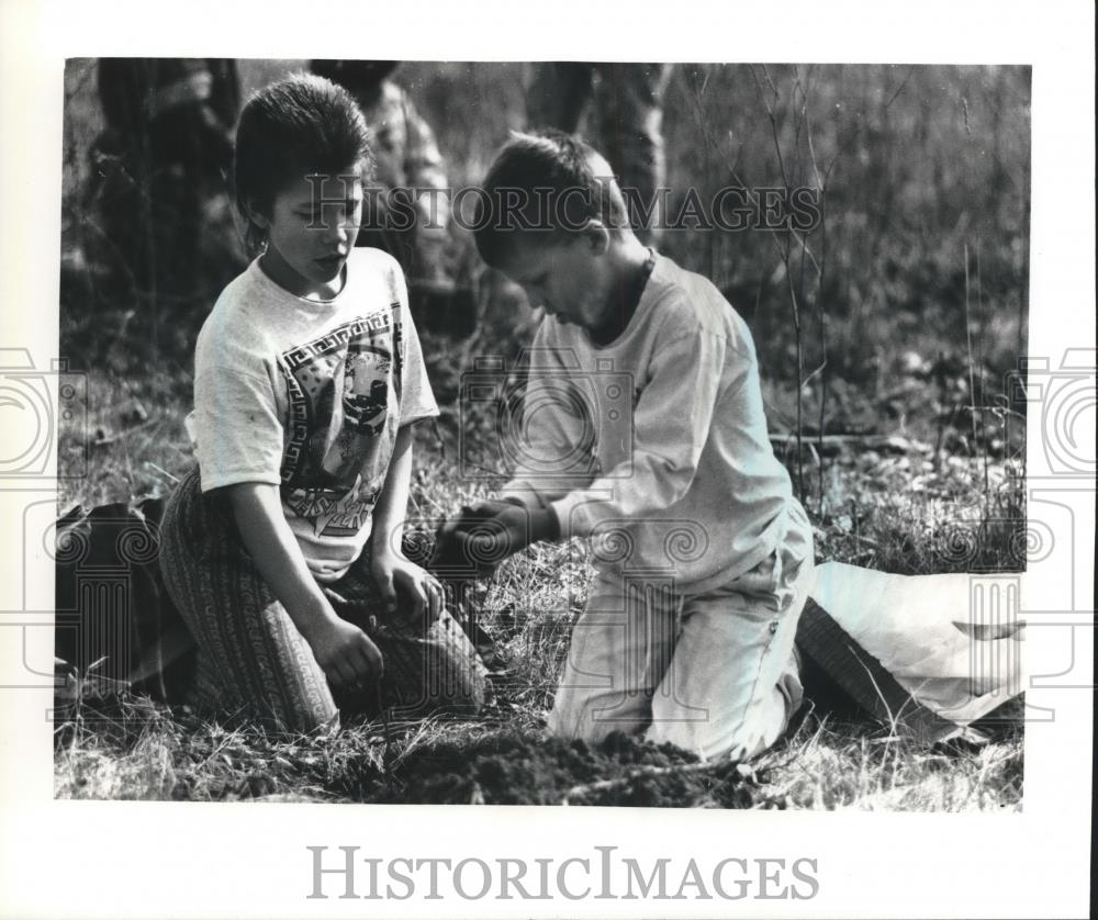 1992 Press Photo Joshua Safer and Joey Habel plant a tree. Milwaukee - mjb58212 - Historic Images