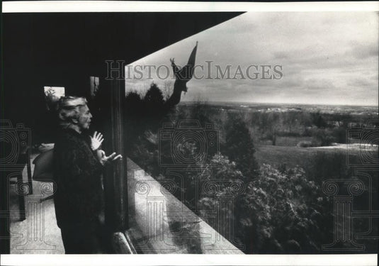 1992 Press Photo Bernice Hausmann at home below Lapham Peak looks at her trees - Historic Images
