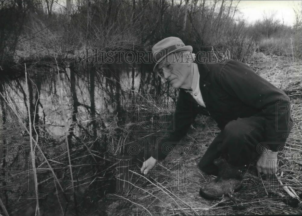 1993 Press Photo Henry Hayes checks stream for runoff at Lomira farm, WI - Historic Images