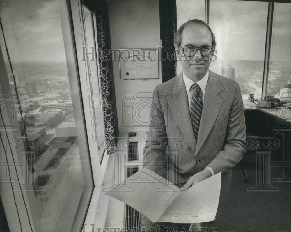 1981 Press Photo L. Crandall Hays of Robert, W. Baird &amp; Company - mjb58300 - Historic Images