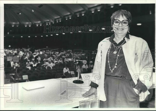 1986 Press Photo BPW president Mary Ray Oaken in Milwaukee Convention Center - Historic Images