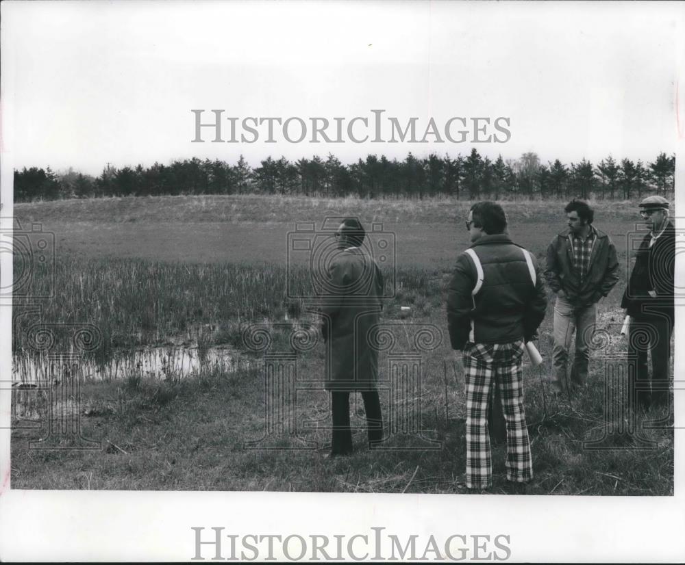 1978 Press Photo Officials view detention pond near 35th &amp; Puetz Rd, Oak Creek - Historic Images