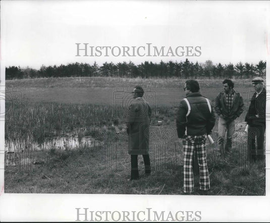 1978 Press Photo Officials view detention pond near 35th & Puetz Rd, Oak Creek - Historic Images