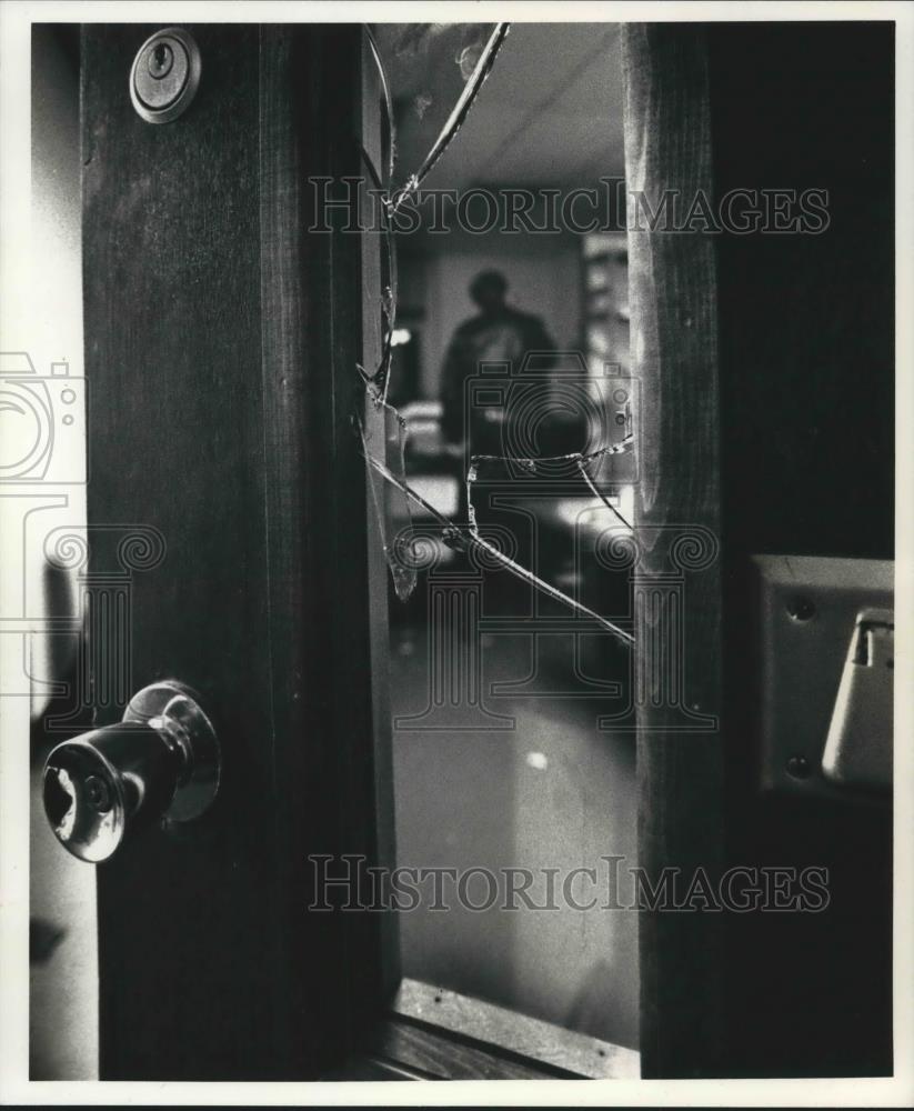 1990 Press Photo Broken glass, scene of burglary Wisconsin Correctional Services - Historic Images