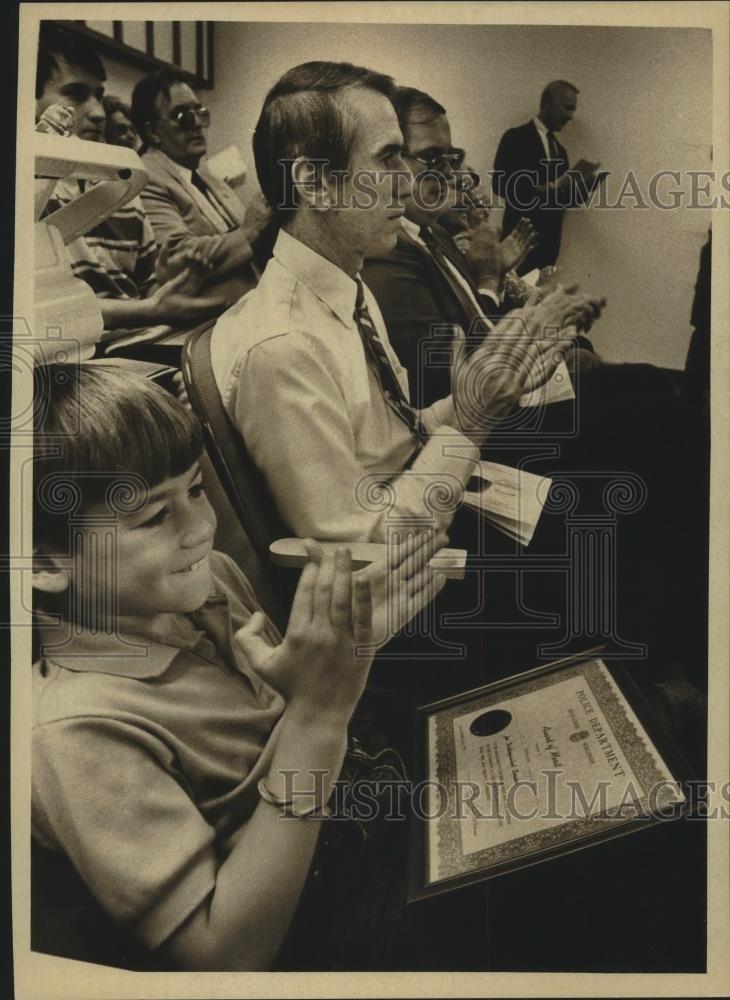 1989 Press Photo Robert Krez Given Milwaukee Safety Academy's Citizen Award - Historic Images