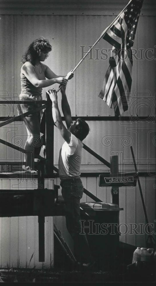 1988 Press Photo Mark and Laurie Dudek Install US Flag On Oak Creek Estates Home - Historic Images