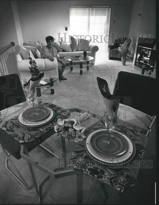 1990 Press Photo Manager Sharon Lusty in Springbrook unit, Oak Creek Wisconsin - Historic Images