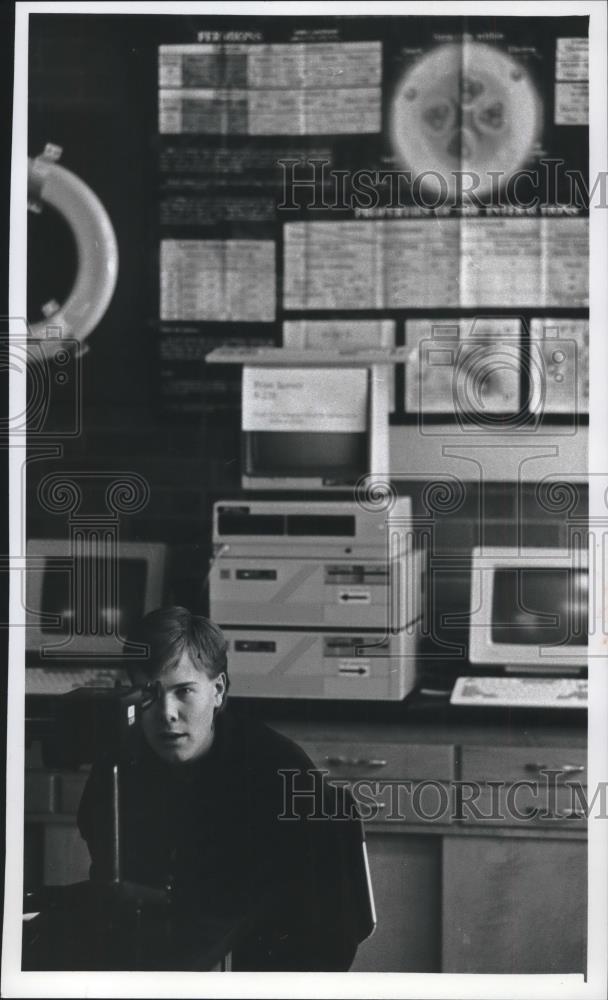 1993 Press Photo Joe Twedt, Minnesota, visits Milwaukee School Engineering - Historic Images