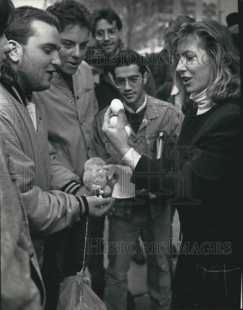 1992 Press Photo Kathy Armbruster, Milwaukee School Engineering, egg drop event - Historic Images