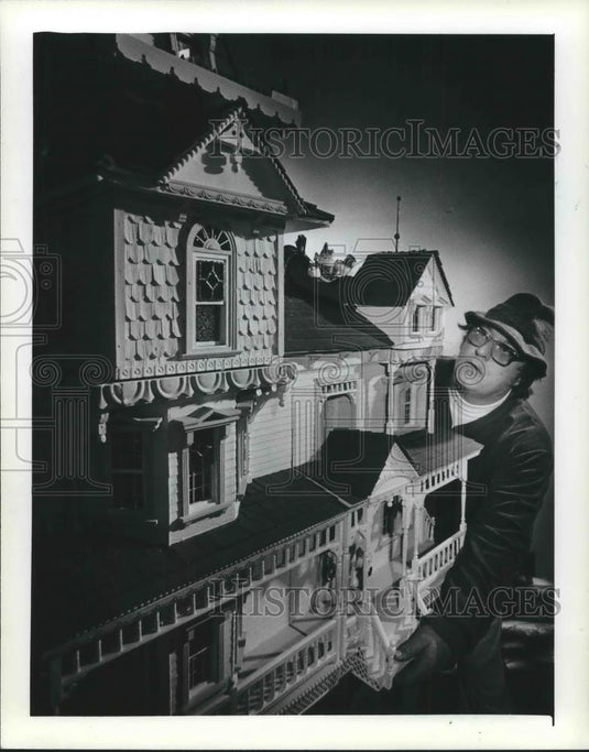 1983 Press Photo Bill Lindsay of Milwaukee, WI, with house model he built - Historic Images