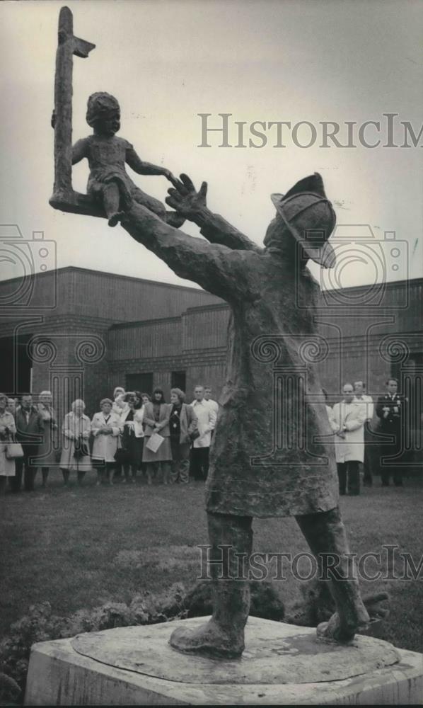 1984 Press Photo Sculpture by Wisconsin artist Jeune Wusslow in Milwaukee - Historic Images