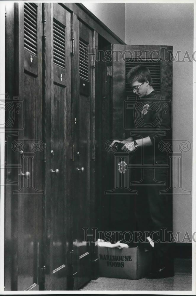 1989 Press Photo Wisconsin firefighter Chuck Smalley at the Battalion Station - Historic Images