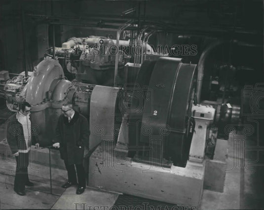 Press Photo Men Guarding Milwaukee's Water Works Pumps During Employee Strike - Historic Images