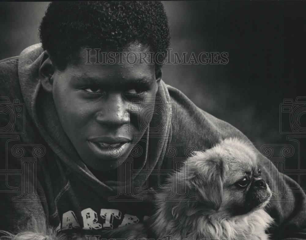 1987 Press Photo Alton Jones and his dog Duke in Milwaukee - mjb59105 - Historic Images