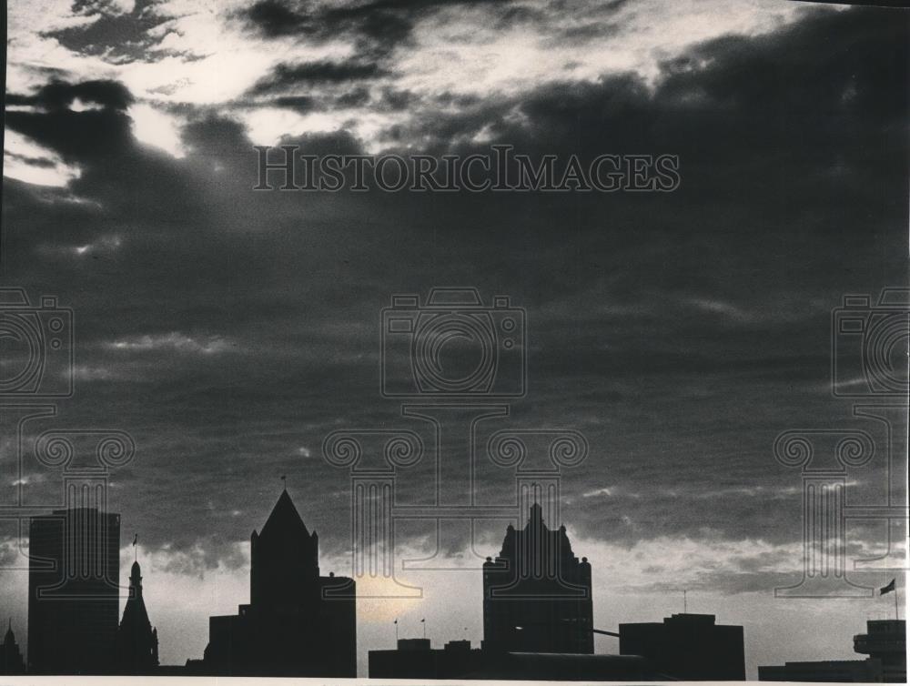 1992 Press Photo Clouds viewed from McKinley bridge over Park Freeway Milwaukee - Historic Images