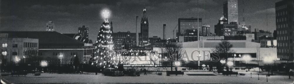 1977 Press Photo Milwaukee Skyline View Municipal Christmas Tree and lights - Historic Images